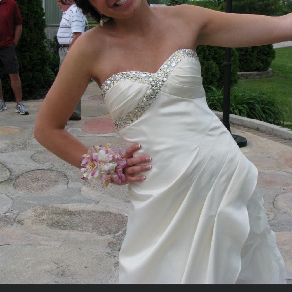 Beautiful white dress. Worn for prom one night.
